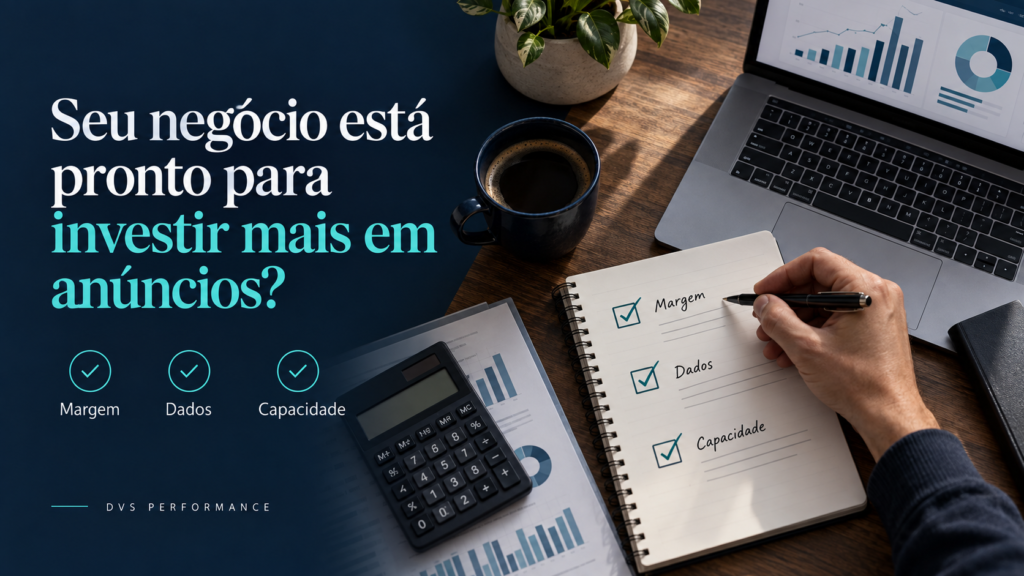 Capa sobre aumentar o investimento em anúncios, com checklist de margem, dados e capacidade ao lado de notebook e calculadora.
