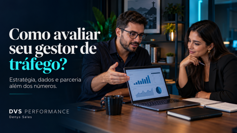 Capa sobre avaliação do gestor de tráfego, com profissionais conversando e analisando dados em um notebook.